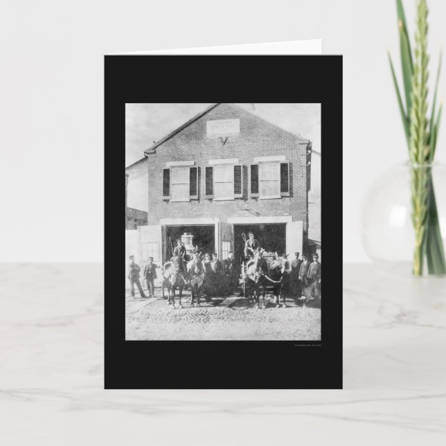 Cartão Bombeiros e equipamento na frente do Firehouse (Frente)