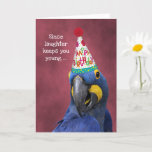 Cartão Bonita Macaw ri para ficar jovem de aniversário<br><div class="desc">Esta arara azul de hyacinth vestindo uma festa colorida que está fazendo o melhor para mantê-lo rindo no seu aniversário para que você fique jovem. O texto do cobrir diz: "Já que rir te mantém jovem... ". O texto do dentro diz: "Farei o meu melhor para te manter a rir....</div>