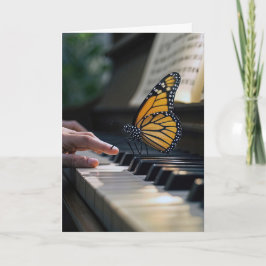 Cartão Borboleta Monarca em um teclado Piano