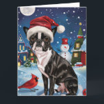 Cartão Boston Terrier Dog Winter Wonderland Natal Joy<br><div class="desc">Este design festivo captura o espírito alegre da época de férias, apresentando um adorável filhote vestindo um chapéu de Papai Noel. O cachorro está aninhado numa terra maravilhosa de inverno, completo com um boneco de neve, uma árvore de Natal decorada, e presentes lindamente envoltos. Os flocos de neve caem suavemente,...</div>