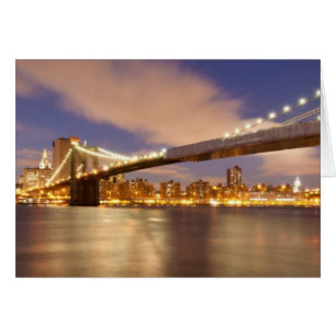 Cartão Brooklyn Bridge e Manhattan à noite.