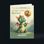 Cartão Brother segundo aniversário Personalize o nome Dra<br><div class="desc">Adicione o nome do seu irmão a este cartão de aniversário para torná-lo verdadeiramente dele. Com um balão brilhante,  um dragão verde sorridente e toques mágicos,  esta versão personalizada transforma o seu segundo aniversário num cheio de alegria e amor.</div>