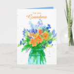 Cartão Buquê da flor da avó do feliz aniversario<br><div class="desc">Um cartão de aniversário para uma avó bonita decorada com um buquê de flores azuis da laranja e da pervinca em um frasco do azul de turquesa pintado com a aguarela acentuada com spatter da aguarela e o azul morno da pervinca para dentro. Você pode editar a cor do texto...</div>