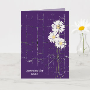 Cartão buquê de margaridas em aniversário de tijolo roxo