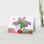 Cartão buquê lilás com tulipa vermelha de aniversário<br><div class="desc">buquê Lilac na caixa de cerca de piquete branca com tulipa vermelha no tapete de casa de aniversário</div>