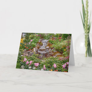 Cartão Cachoeira Fluente com Flores de Primavera