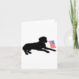 Cartão Cachorro Black Lab segurando a bandeira patriótica