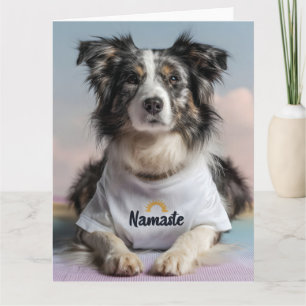 Cartão Cachorro Cachorro em Camisa "Namaste" em um Ioga M