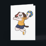 Cartão Cachorro como jogador de handebol com handebol<br><div class="desc">Este design é o presente perfeito para um aniversário,  Natal e outras celebrações. É adequado para mulheres,  homens e crianças.</div>