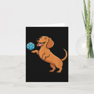 Cartão Cachorro Dachshund Fofo Brincando Bola de Futebol 