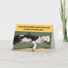 Cartão Cachorro Engraçado Relaxado com Vinho Aniversário