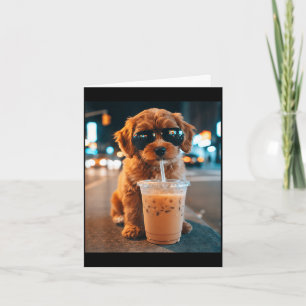 Cartão cachorro goldendoodle engraçado bebendo café gelad