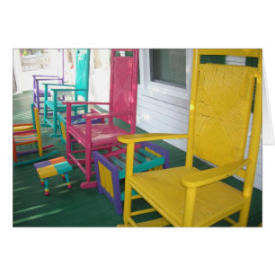 Cartão cadeiras coloridas em um patamar