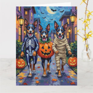 Cartão Cães Blue Heeler fazendo Trick-or-Treat no Hallowe