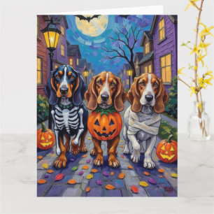 Cartão Cães de Cão Basset Trick-or-Tratating no Halloween