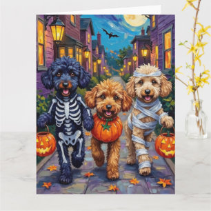 Cartão Cães Poodle Disfarces de Halloween Fazendo um Truq
