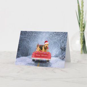 Cartão Cão Airedale Terrier na neve sentado no Natal