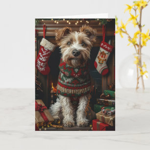 Cartão Cão lobo-hound com presentes de Natal na lareira