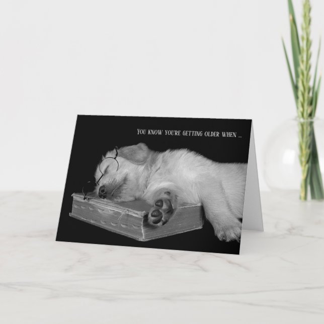 Cartão cãozinho do humor-ouro de aniversário no livro (Frente)