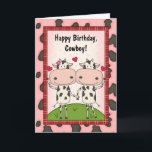 Cartão Caras do aniversário do amor das vacas<br><div class="desc">MOO! Cartão de aniversário ocidental colorido. De nós, do grupo, da família. Ou de apenas uma pessoa com um sentido engraçado do humor da vaca! O cartão mostra a dois desenhos animados bonitos, vacas manchadas, preto e branco que guardaram as mãos, acenando em você. Uma vaca veste uma flor atrás...</div>