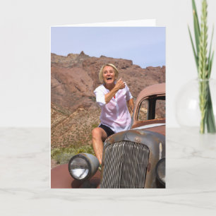 Cartão Carro Antiguo Ancorado Rindo por Árvore no Deserto