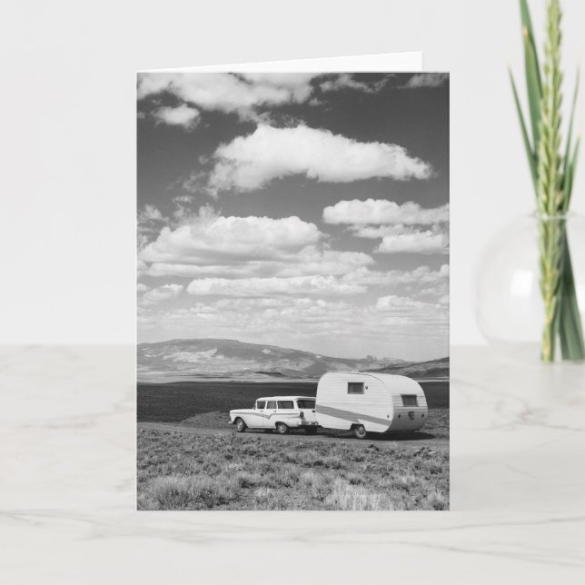 Cartão Carro que puxa o reboque na estrada (Frente)