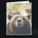 Cartão Cartaz de Aniversário Gigante do Urso Funny Person<br><div class="desc">Este cartão de saudação humorístico tem um rosto grande de urso marrom na frente. Diz: "Sabe o que fazer no seu aniversário... " Dentro é um trocadilho de urso. Também diz, Feliz Aniversário, seu grande ursinho de pelúcia. Você pode alterar a mensagem no modelo ou excluí-la para deixá-la como uma...</div>