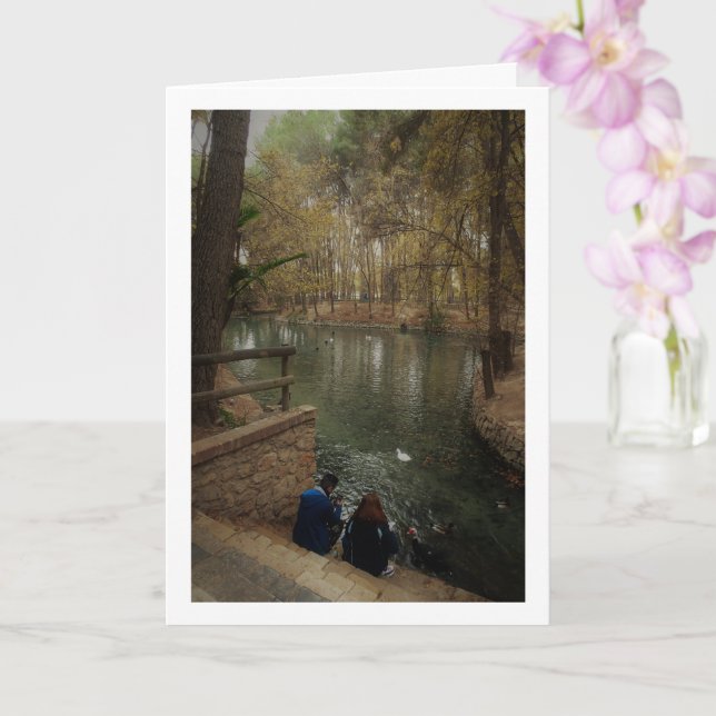 Cartão Casal Alimentando Patos no Parque San Vicente (Orquídea)