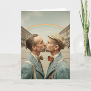 Cartão Casal Antigo se Beija sob Arco-íris