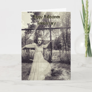 Cartão Casal da placa de aniversário de Swing Halloween c