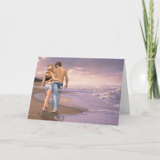 Cartão Casal no amor que anda na praia no por do sol