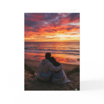 Casal no oceano para o pôr do sol - Dia dos Namora