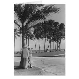 Cartão Casal que está na opinião traseira B&W da palmei