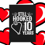 Cartão Casou-se 10 Anos Pescendo Funny 10.º Aniversário<br><div class="desc">Esta divertida design do 10º aniversário de casamento é perfeita para casais de pesca que estão casados há 10 anos e ainda estão viciados e adoram ir pescar! Excelente para uma festa do 10º aniversário de casamento para celebrar 10 anos de casamento! Apresenta 'Ainda viciado após 10 anos' citação de...</div>