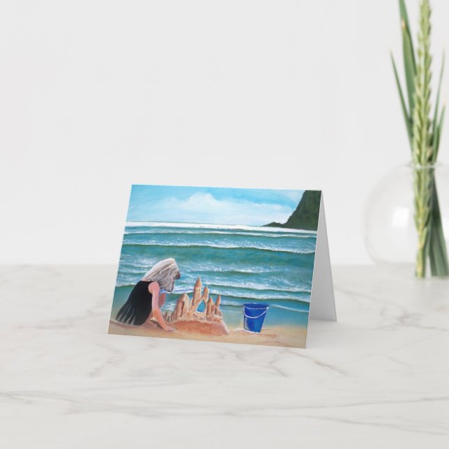 Cartão Castelo da areia da construção da menina nos (Frente)