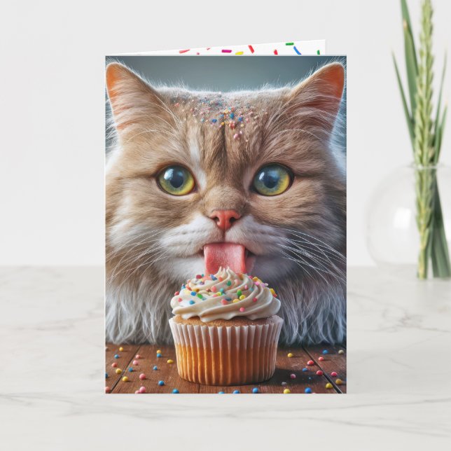 Cartão Cat Licenciando um Cupcake de aniversário (Frente)