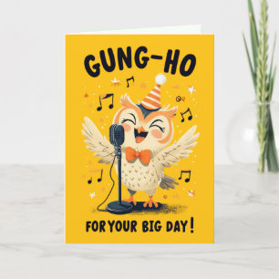Cartão Celebração de aniversário de Gung-Ho Owl Cantando 