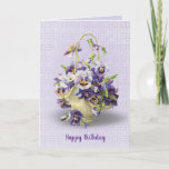 Cartão cesta de pansy no olho para o aniversário<br><div class="desc">Cesta de pansos roxos sobre fundo de lavanda e de ilhotas brancas para aniversário</div>