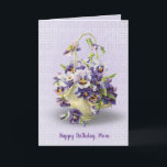 Cartão cesta de pansy no olho para o aniversário de mães<br><div class="desc">Cesta de pansos roxos sobre fundo de lavanda e padrão de ilhotas brancas para Mãe de aniversário</div>