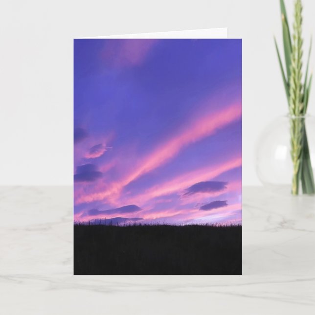 Cartão Céu roxo dramático com formações alienígenas (Frente)