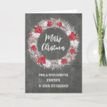 Cartão Chalkboard Cousin e seu marido Feliz Natal<br><div class="desc">Feliz Natal para a prima e o marido com um padrão rústico de quadro-negro e coroa de neve com poinsetos.</div>