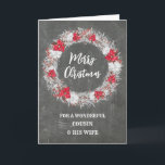 Cartão Chalkboard Cousin e sua esposa Feliz Natal<br><div class="desc">Feliz Natal para o primo e sua esposa...  com o padrão rústico do quadro de chalkboard e coroa de neve com poinsetos.</div>