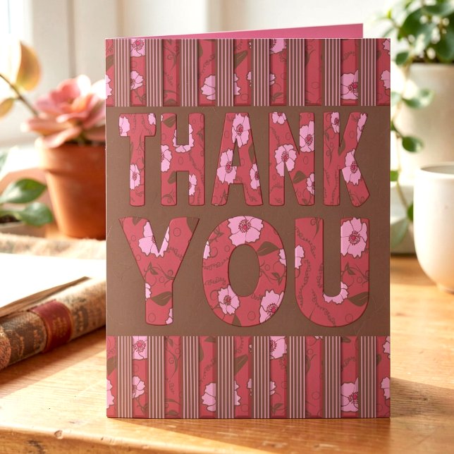 Cartão Chocolate & Flores Rosa e Listras Obrigado (Bold text filled with pink flowers, vines and leaves, topped by stripped borders top & bottom.)