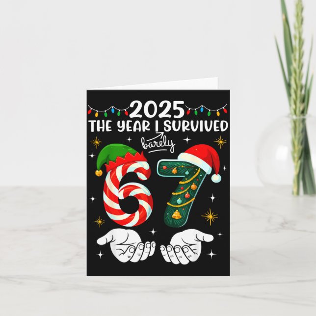 Cartão Christmas 2025 The Year I Barely Survived Six Seve (Frente)