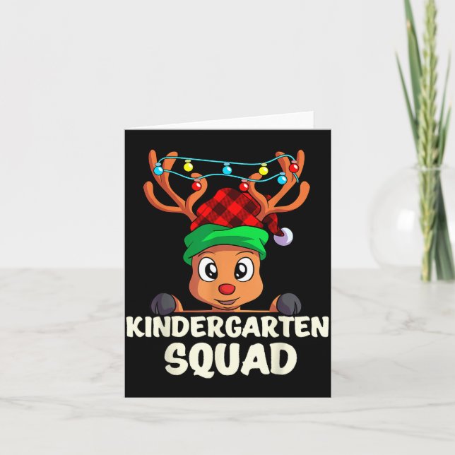 Cartão Christmas Kindergarten Squad Red Buffalo Plaid Rei (Frente)