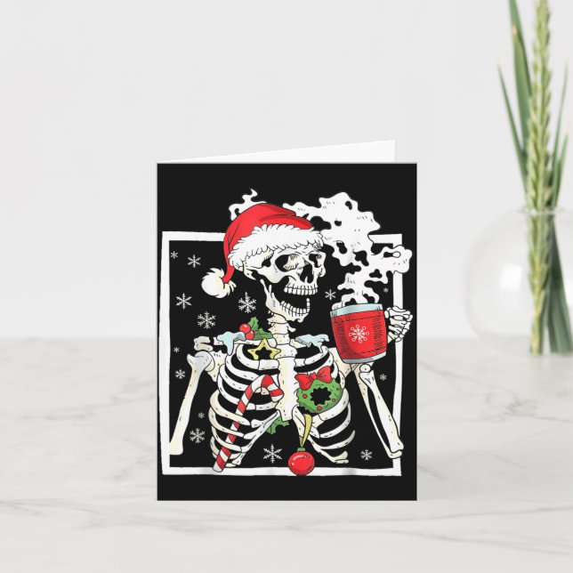 Cartão Christmas Skeleton With Smiling Skull Drinking Cof (Frente)