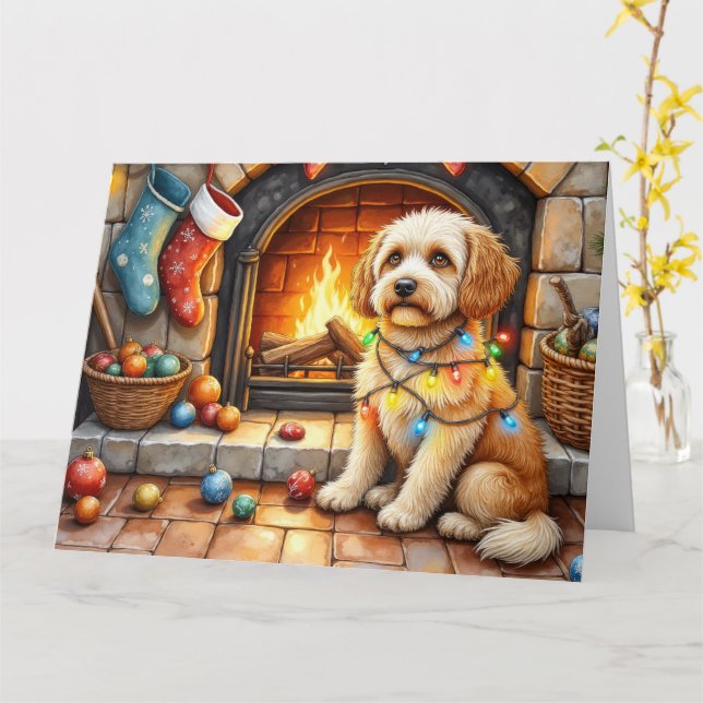 Cartão Cockapoo Sitting by Fireplace with Christmas Light (Flor Amarela)