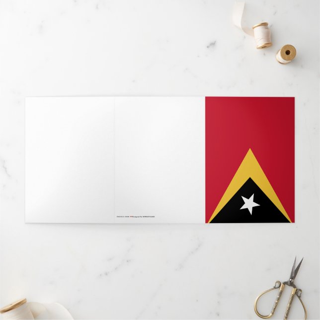 Cartão Com Dobra Tripla bandeira de Timor Leste (Fora)