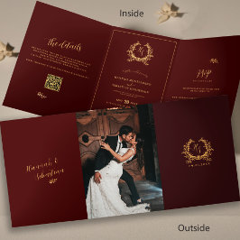 Cartão Com Dobra Tripla Foto do Monograma Dourado Burgundy QR | Casamento 