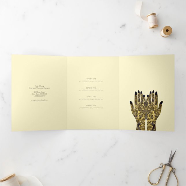 Cartão Com Dobra Tripla Massage Therapist Henna Mehndi Mãos (Dentro)